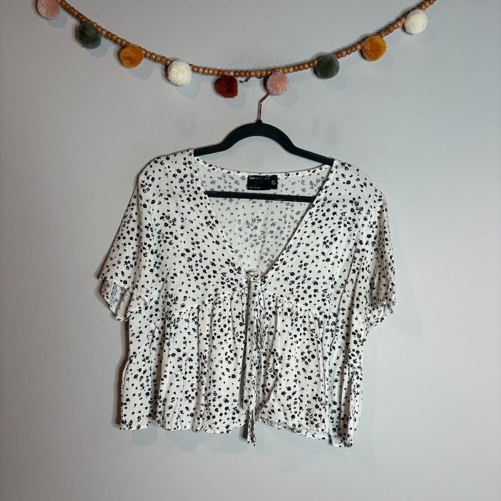 🔆 ASOS Design black and white floral cropped babydoll top